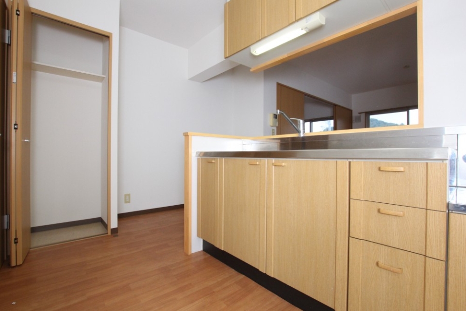 キッチン脇のスペースは食器棚置場に最適。