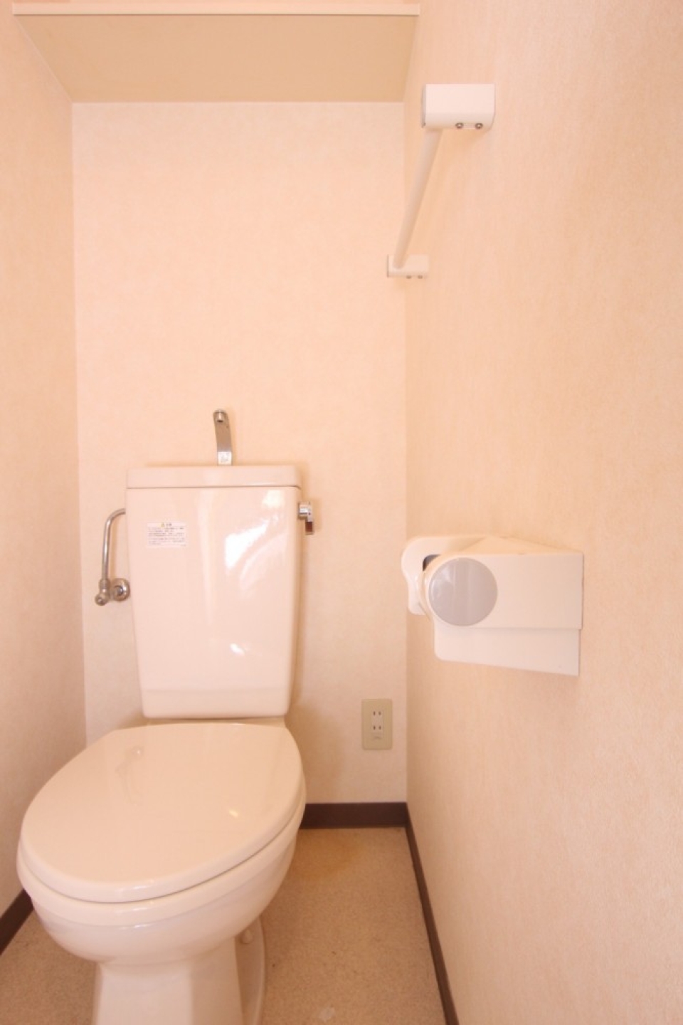 トイレは普通だが自身でシャワートイレの設置も可能。