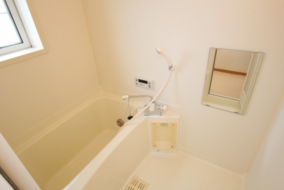 浴室は追い焚き機能付き＋で換気窓も。