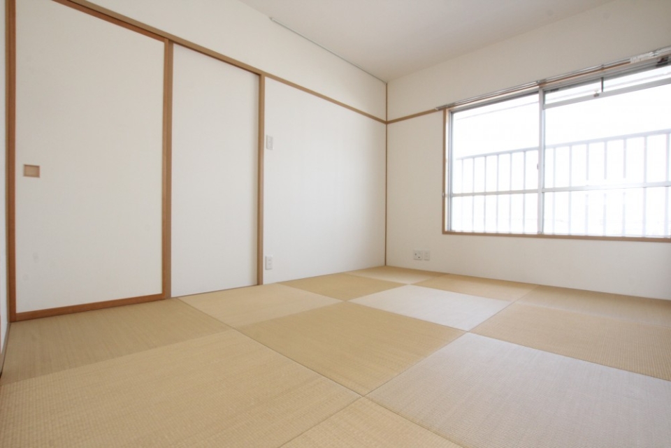 琉球畳を敷いた6帖の和室。ナチュラルな色合いが素敵