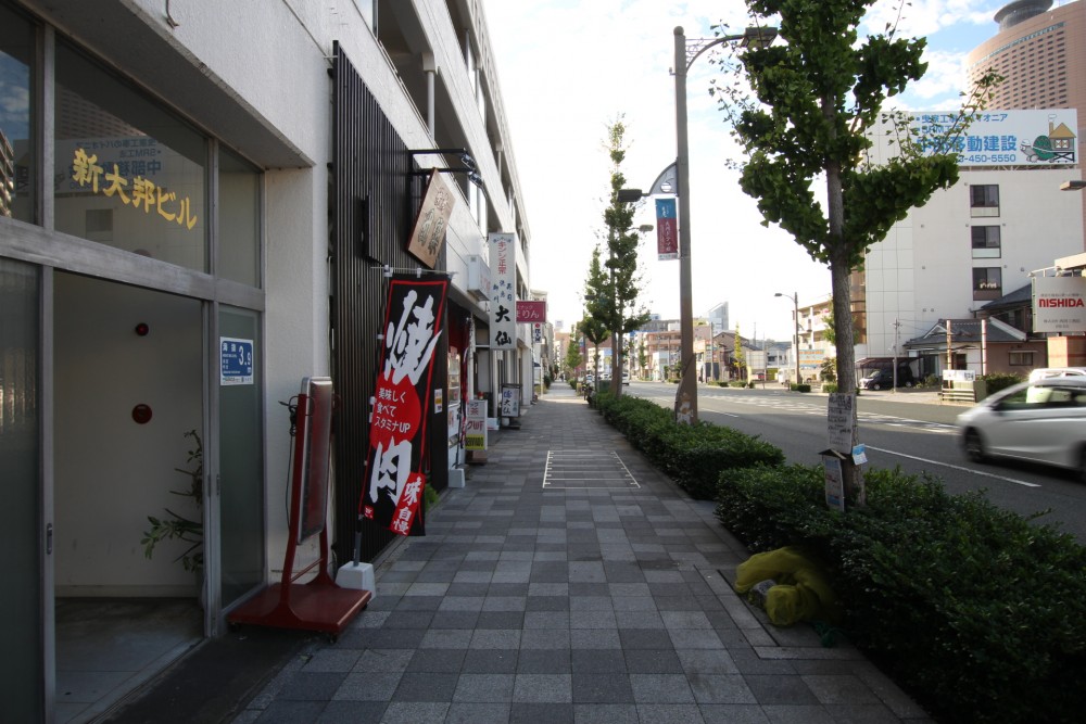 1階は焼肉・スナック・居酒屋・旅行会社が入居中。