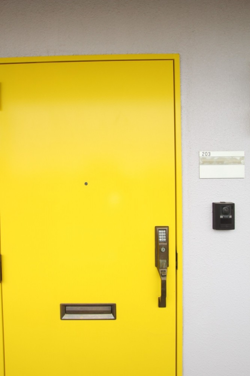 玄関ドアはど派手な黄色でした。