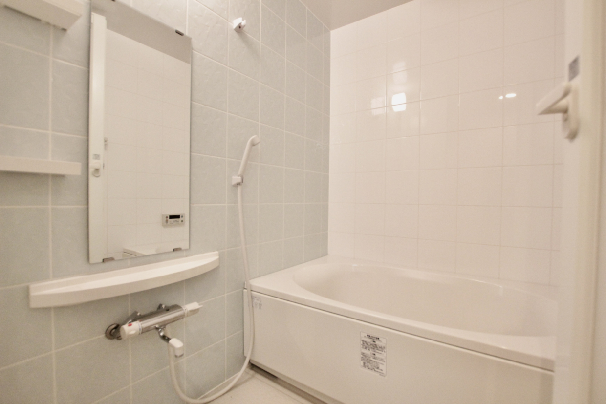 浴室は淡いブルー