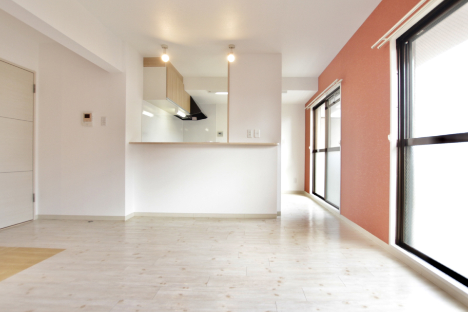 白に映えるアクセントカラーと木目