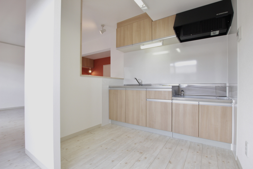 壁とカウンターでゾーニングされたキッチンスペース