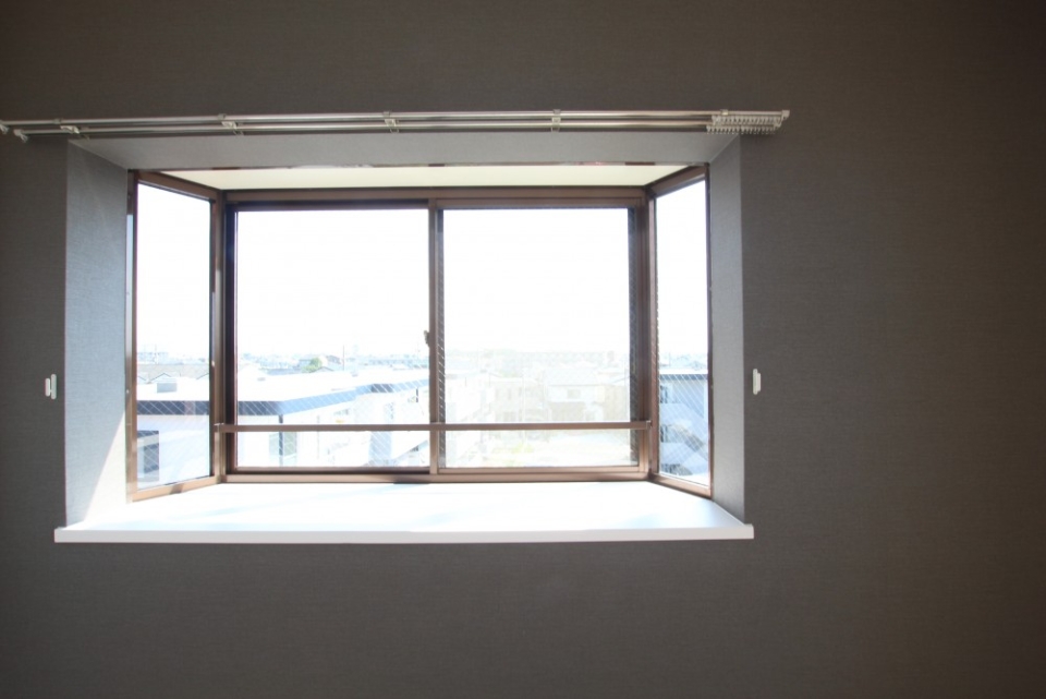 角部屋の特権、＋αの窓が部屋に光を取り入れる。