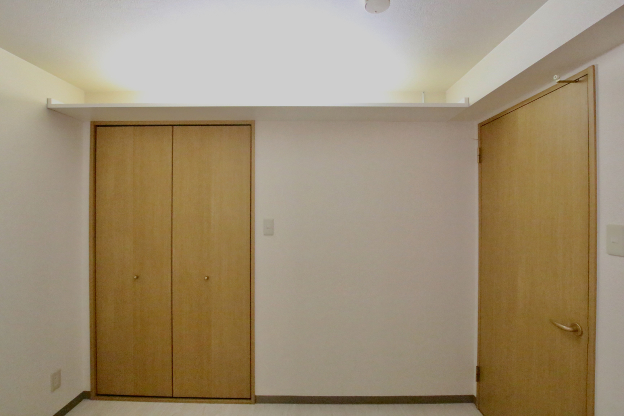 こちらのお部屋にも間接照明がついています