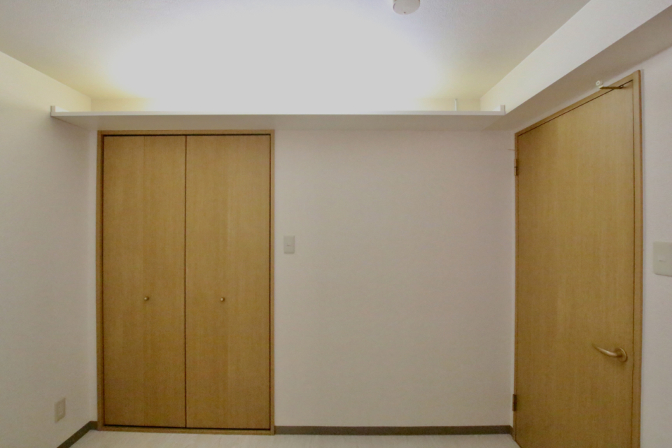 こちらのお部屋にも間接照明がついています