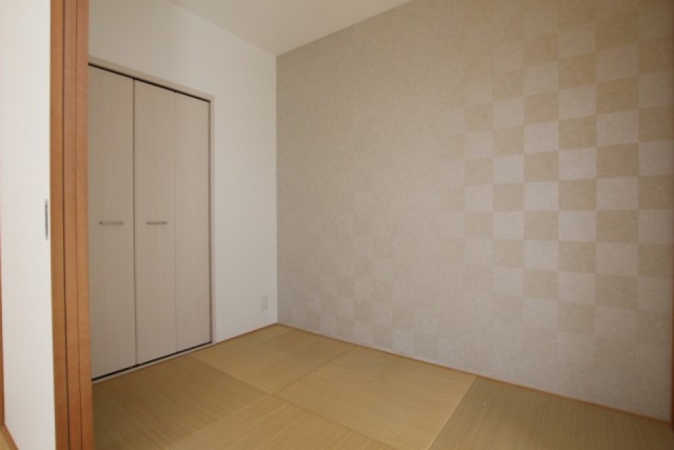 琉球畳とアクセントウォールを使用したオシャレな和室スペース。