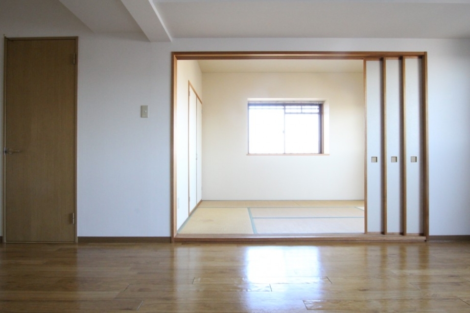 リビングと隣接する和室とは3枚の引き戸で間取りアレンジ。