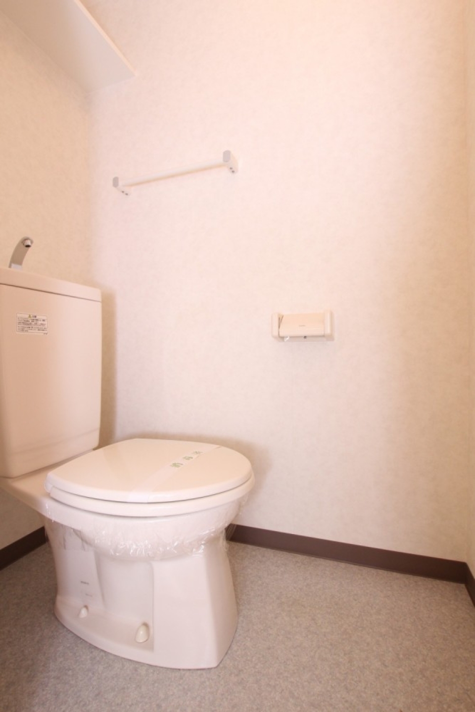 トイレの様子、シャワートイレの設置は可能です。