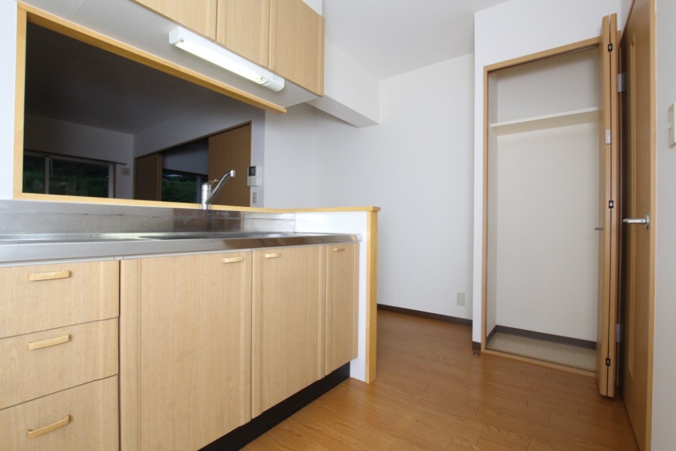 キッチン脇には収納と食器棚スペースがある。
