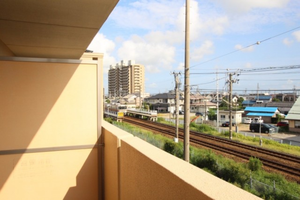 バルコニーからはＪＲ豊田町駅が見えます。