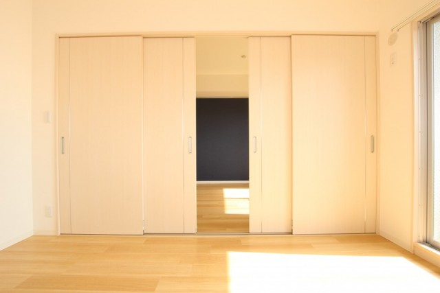 リビングと隣り合う洋室の仕切りはこの４枚の扉