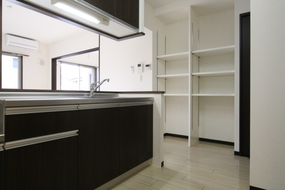 キッチン脇の収納棚、お好みの高さに調整可能。