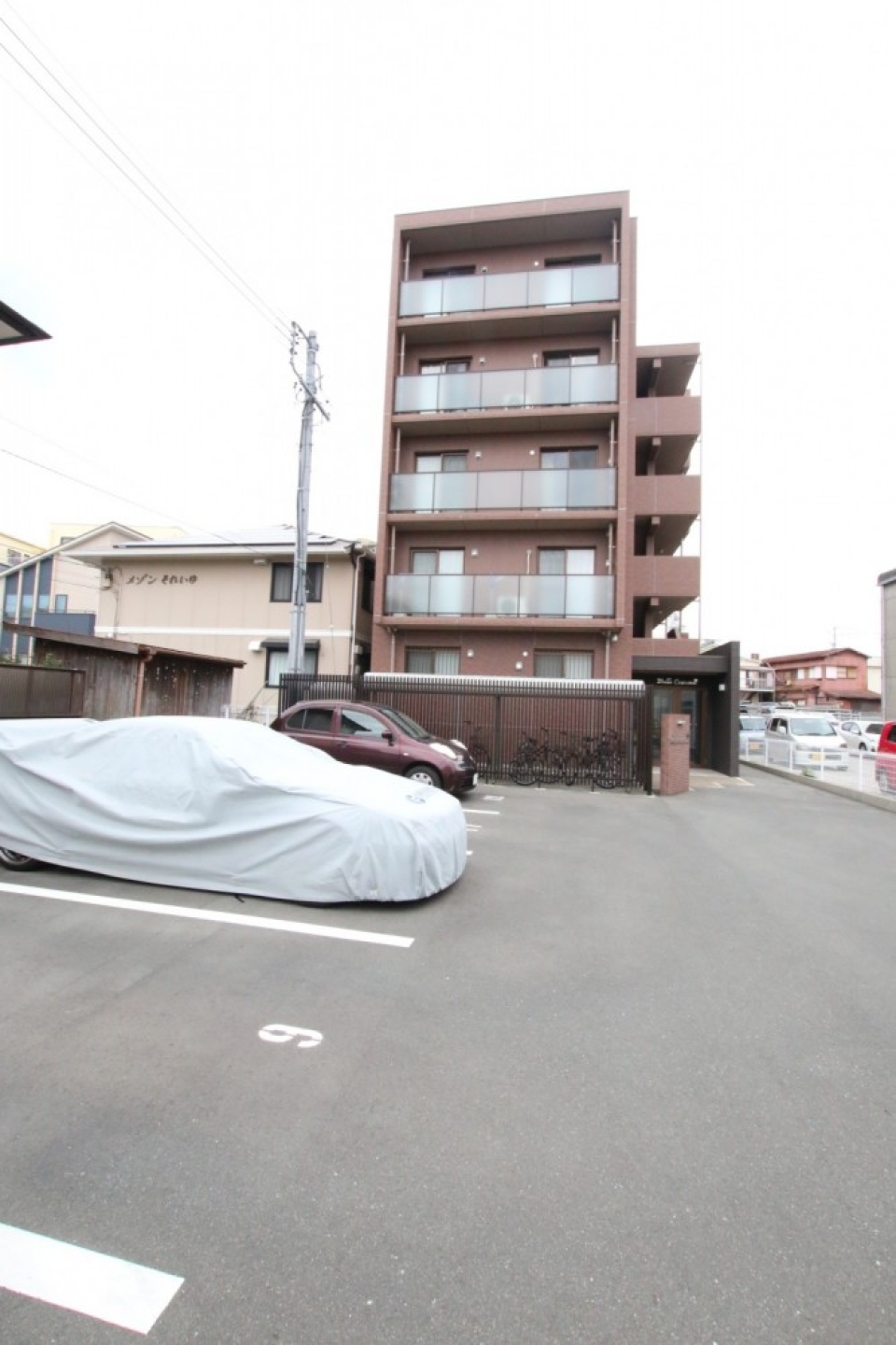 外観。駐車場は東海道に隣接しているので、入出庫の際は気を使います。