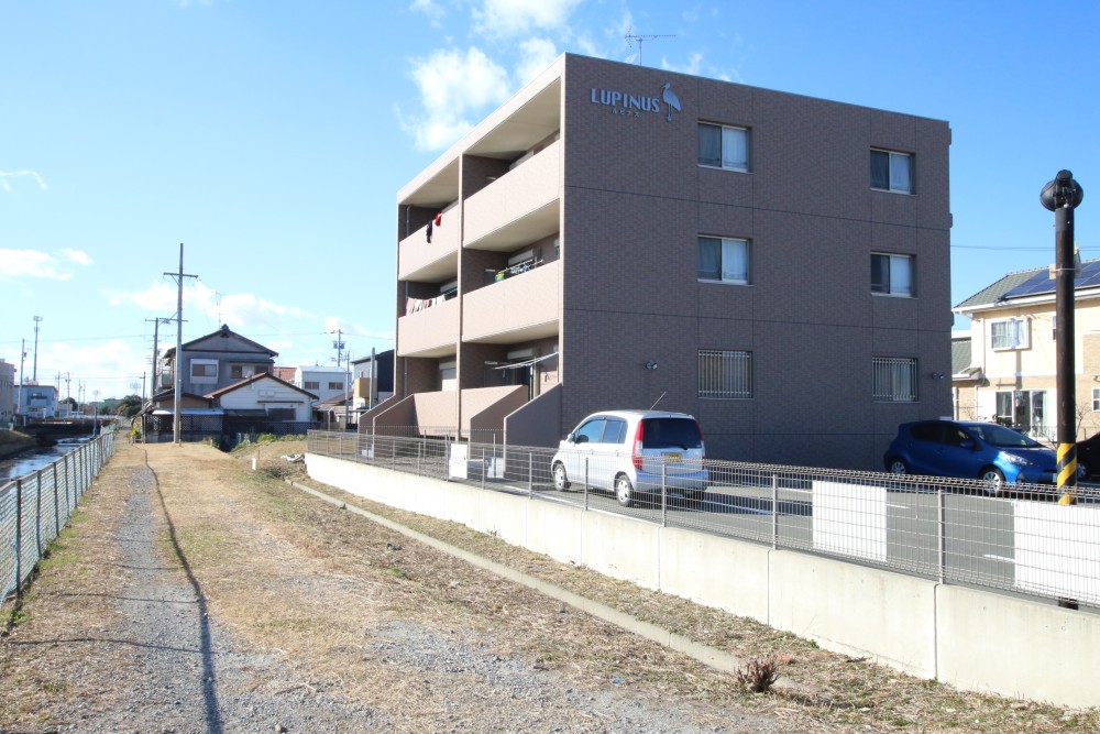 畑地に建つような感覚で周りに建物は少ないです。