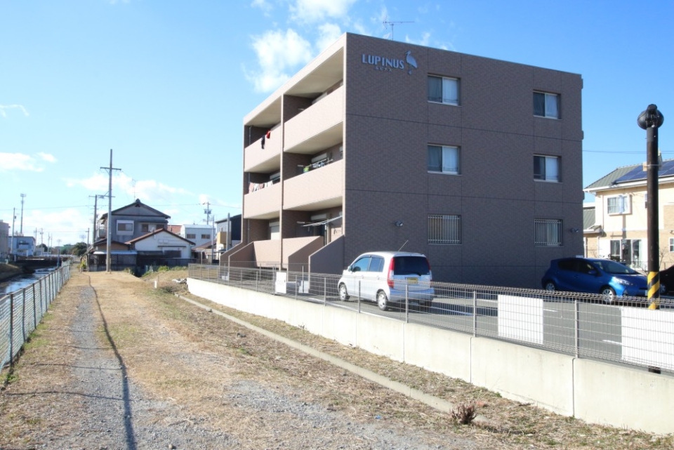 畑地に建つような感覚で周りに建物は少ないです。