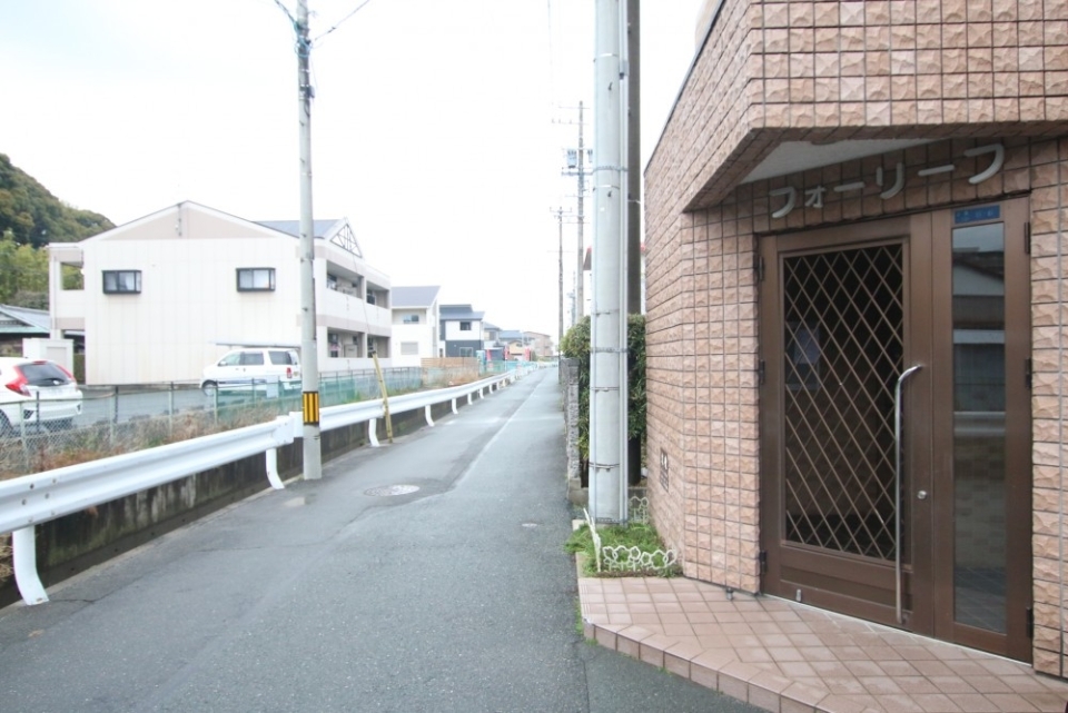 エントランス前の道路は狭いので飛び出し注意。