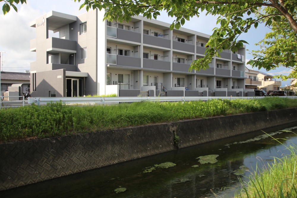 川べりに建つお部屋。