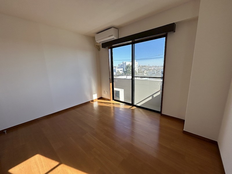 バルコニーに面した6.9帖の洋室