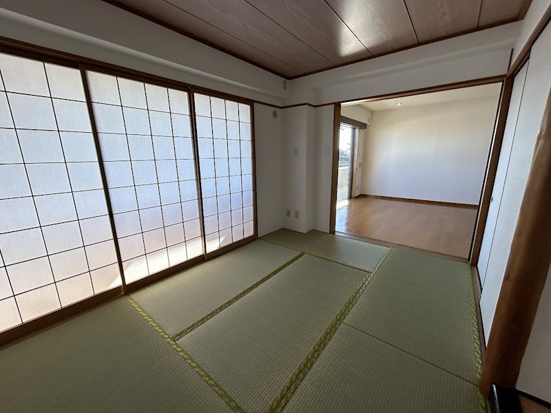 リビング横の6帖の和室。襖の向こうには縁側スペースが