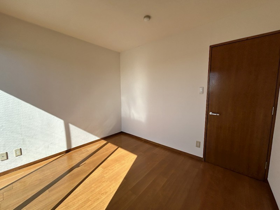 大きな掃き出し窓からの日差しが明るい