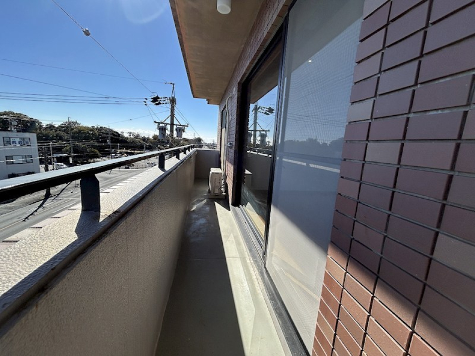 2部屋にまたがるバルコニー