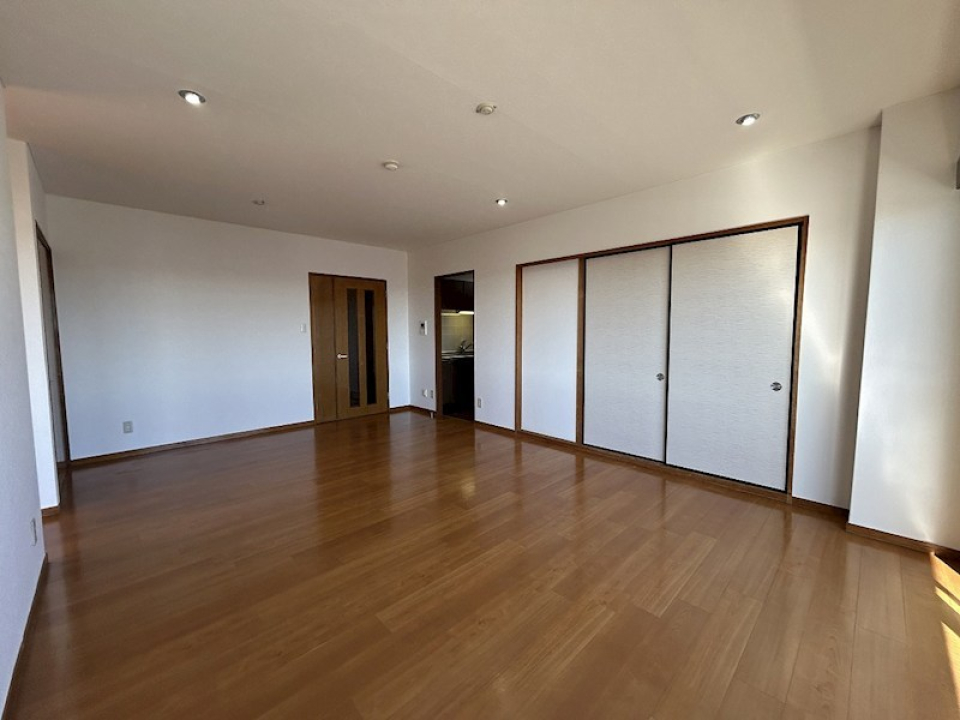 リビング入り口近くにキッチンスペースがあります