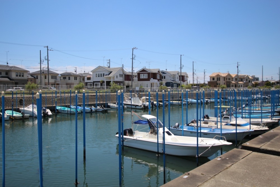 対岸には新居町の分譲住宅地が並ぶ。