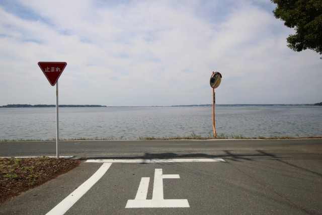 敷地を出ればすぐ目の前には浜名湖が広がる。。