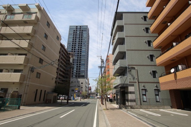 背の高い建物が並ぶ中、緑の外観で見つけやすい。