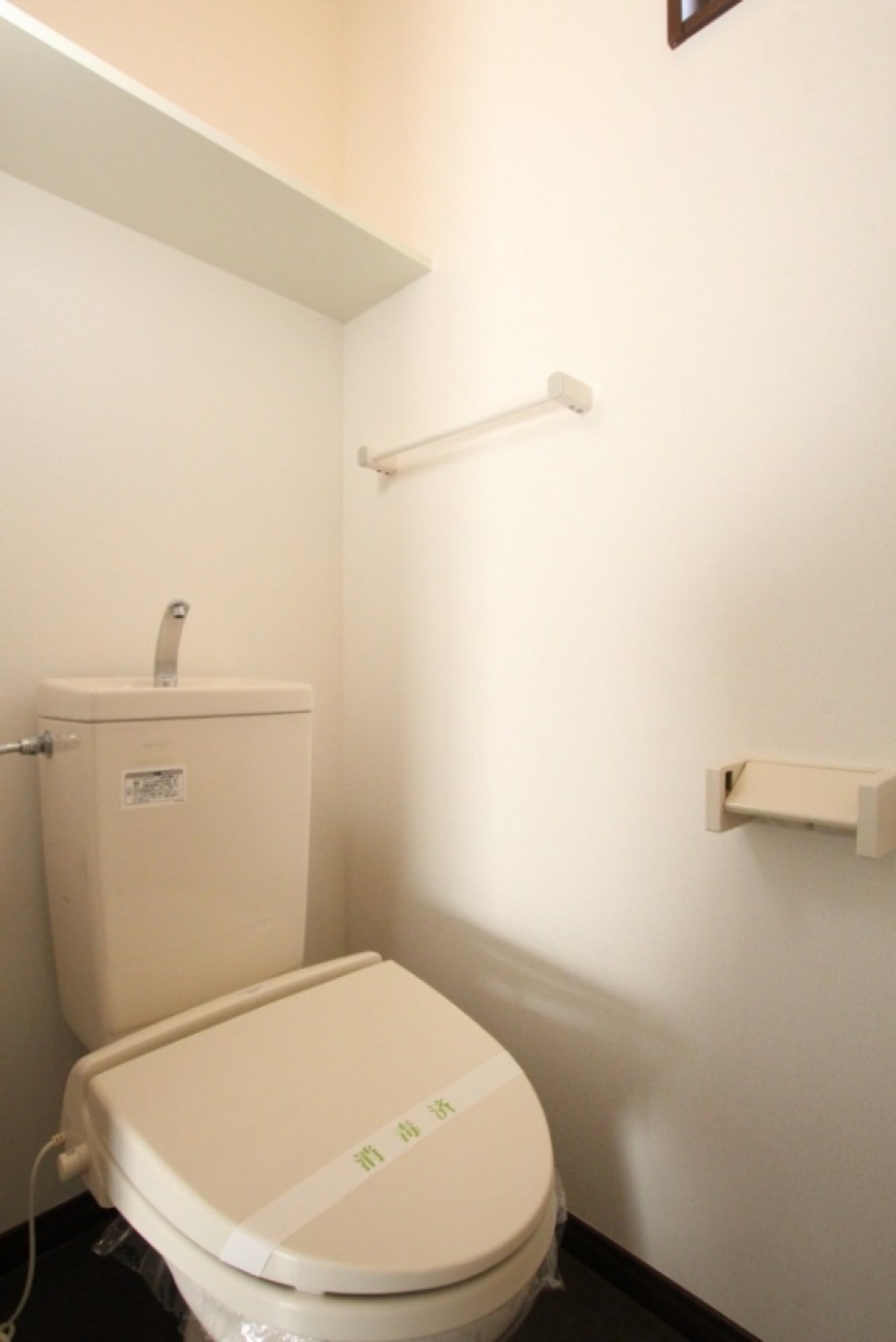電源コンセントはあるのでシャワートイレの設置も可能。