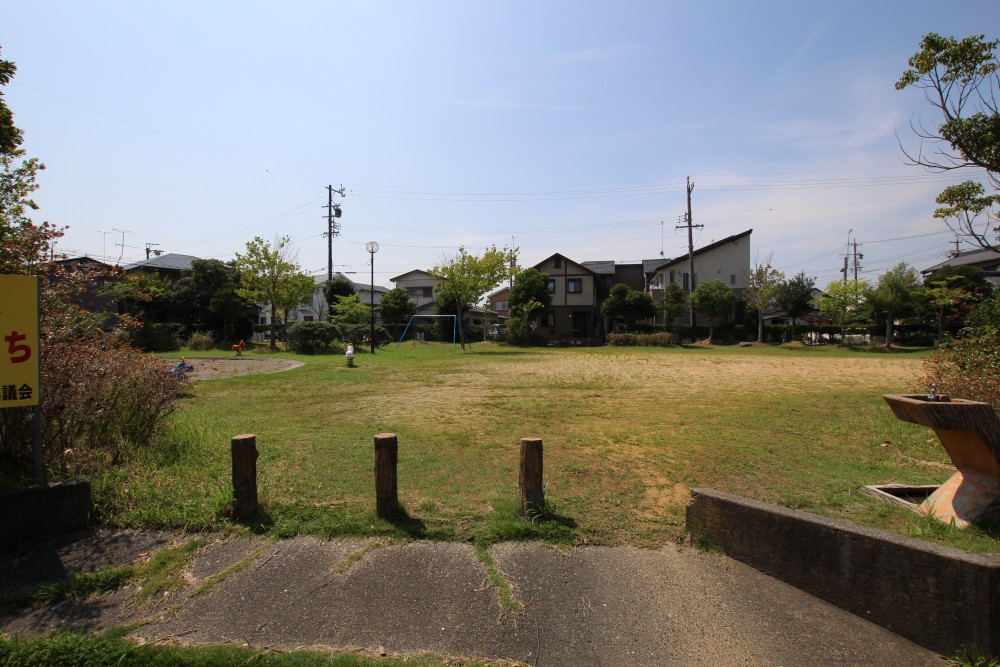 お部屋のすぐ横は公園。