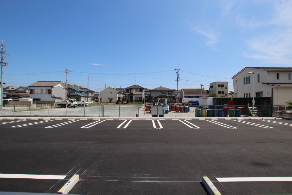 お部屋の目の前が駐車場で日当たりを確保。