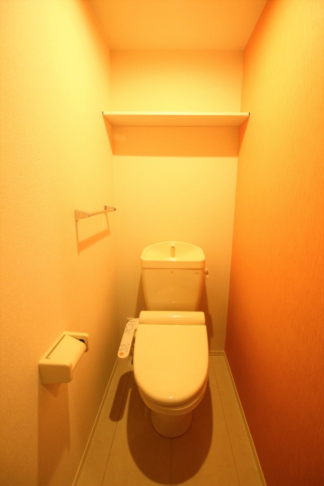 おトイレはサーモンピンクで落ち着く雰囲気！