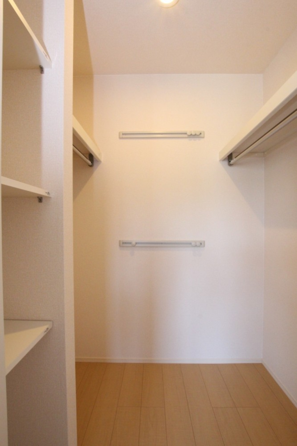 収納スペースには、便利な棚やハンガーかけなどの設備が充実しています。
