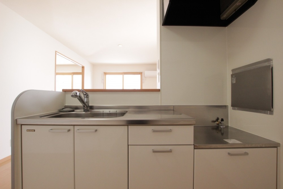 キッチンはシンプルながら油汚れを軽減するパネル付き。