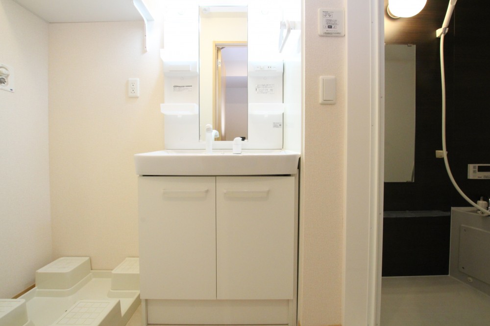 洗面室は、シンプルなデザインで嬉しい設備が整っています。