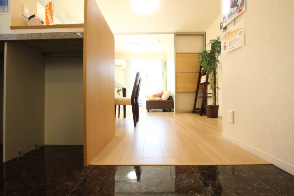キッチン空間はタイル調のフロアが使用されている。