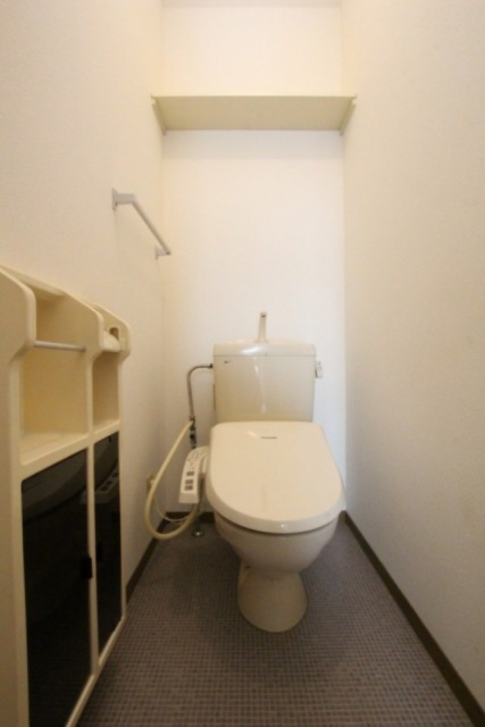 シャワートイレと収納スペース付きのトイレ。