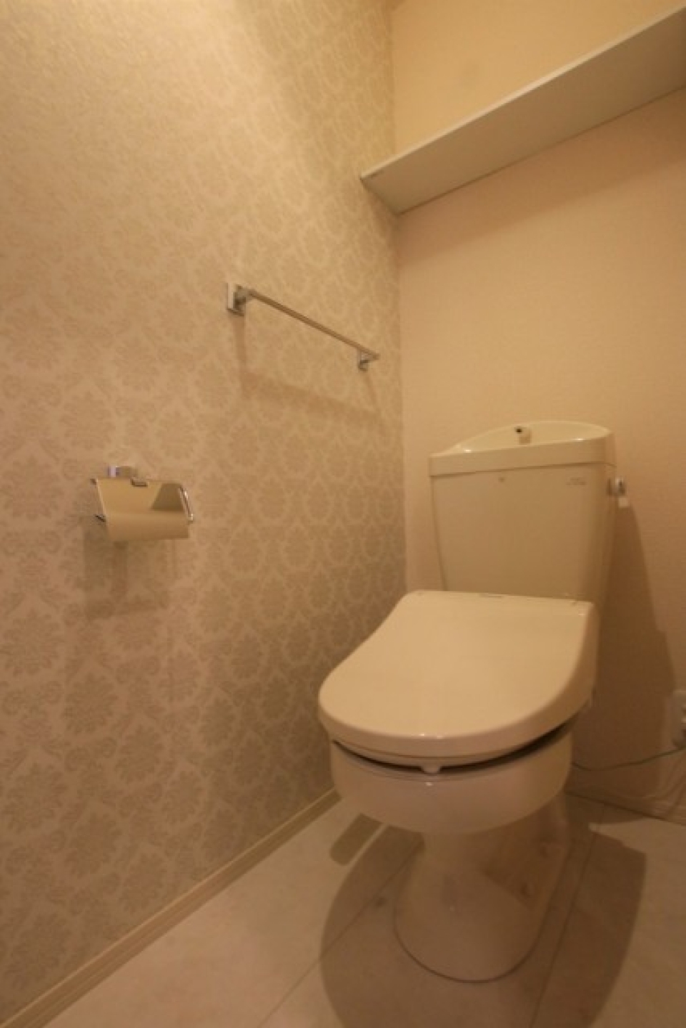収納棚付きの温水洗浄暖房便座のトイレ。