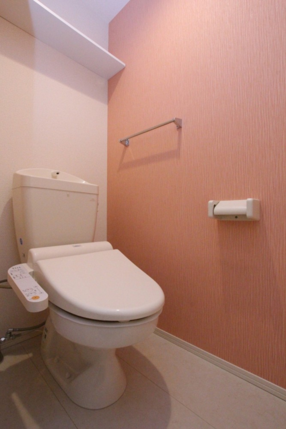 デザインのあるトイレはウォシュレット付き。