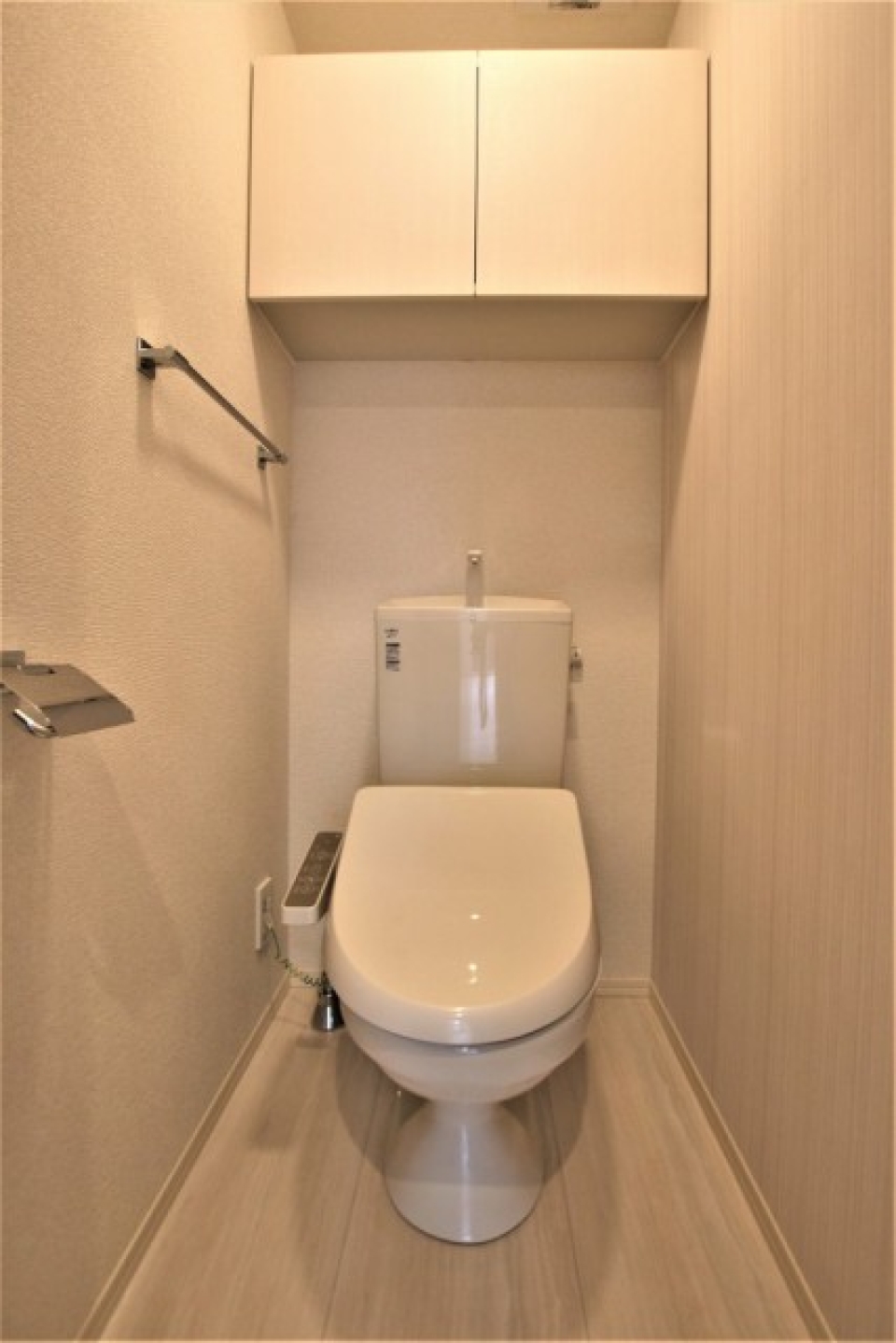 トイレは驚きの開き方をする例の扉ですよ、気になるでしょう？