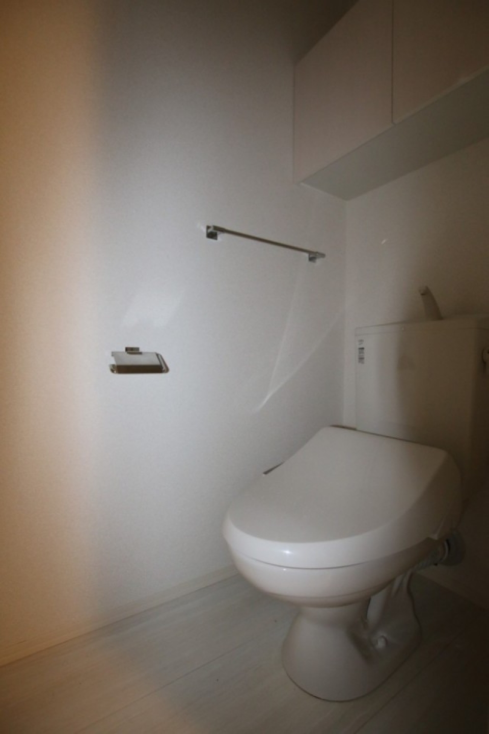 すっきりシンプルなおトイレ(電気がつかなくてやや暗めの写真になっちゃいました)