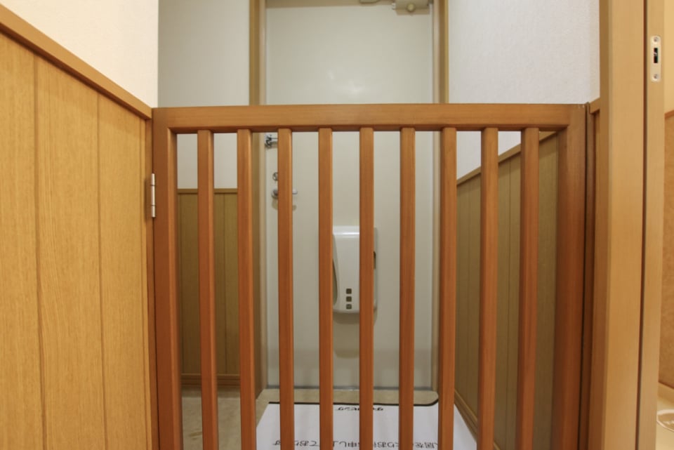 玄関前には脱走防止用の柵