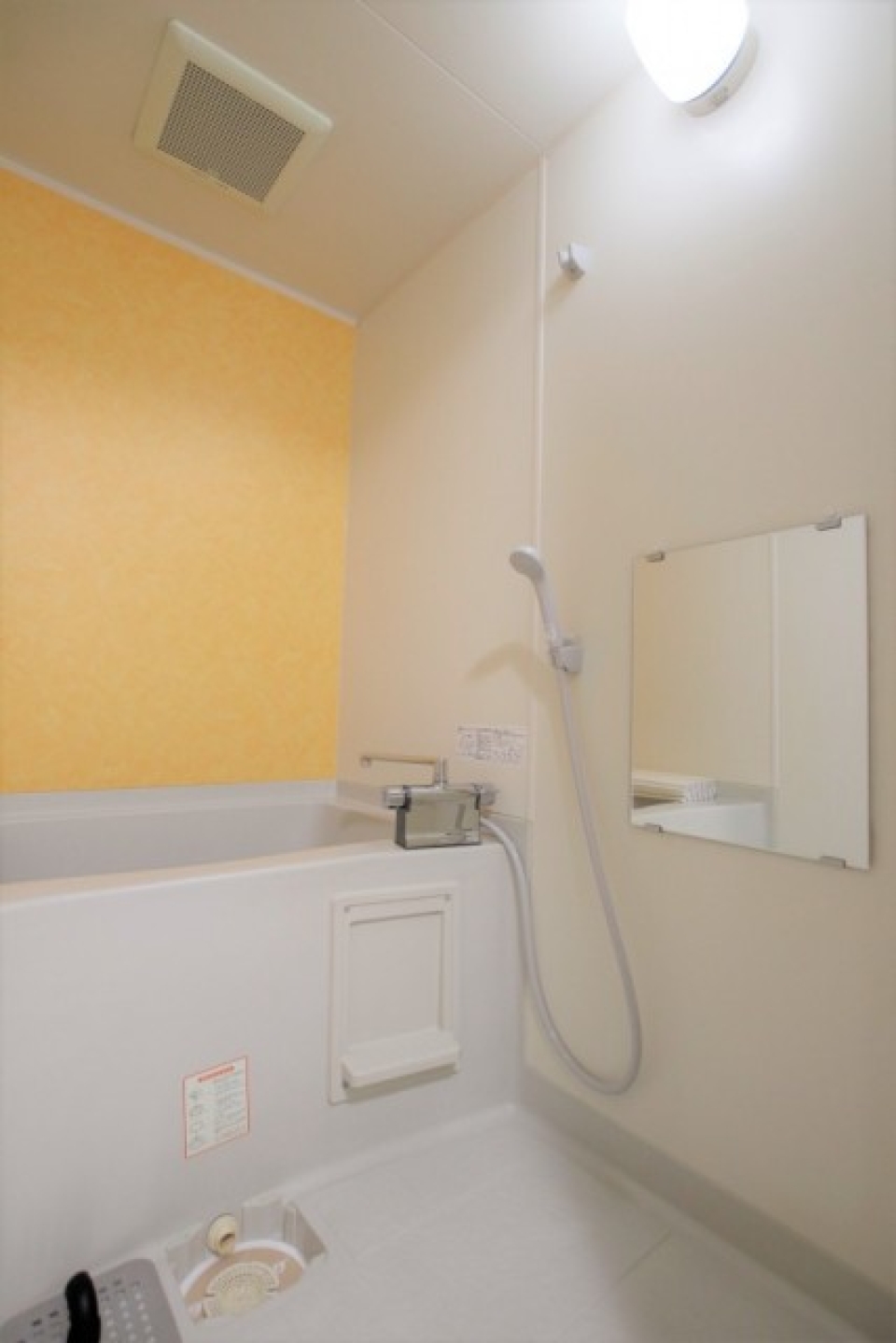 浴室の壁はオレンジ色