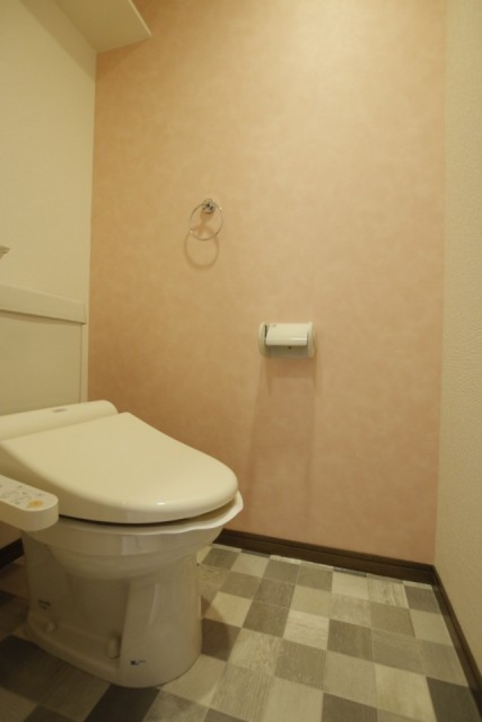 トイレの壁はピンク