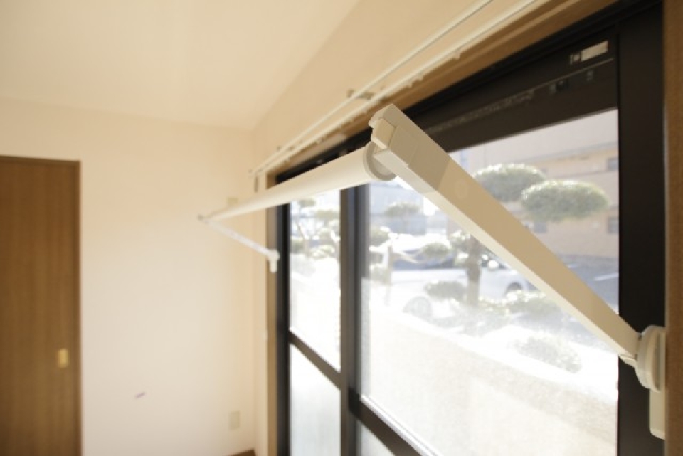 南側の窓には室内干し用の収納可能な竿が完備