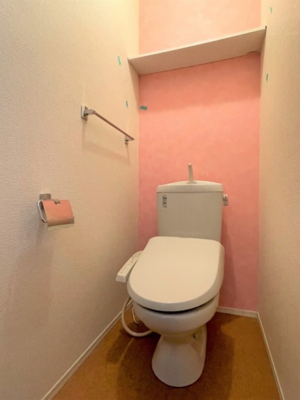 ピンクの壁紙がかわいいトイレ